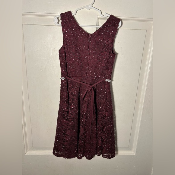 Diamond maroon lace dress - Picture 2 of 7